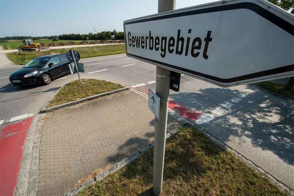 Jeden Tag werden umgerechnet 11 Fußballfelder in Bayern neu für Straßen, Wohn- oder Gewerbegebiete überbaut. (Symbolbild)Lino Mirgeler/dpa