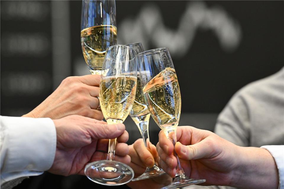 Jeder Fünfte in Deutschland investiert an der Börse. (Archivbild)Arne Dedert/dpa