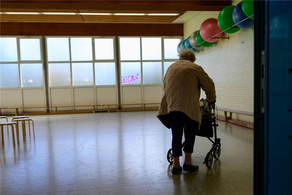 Jeder hat andere Einschränkungen - manch einer kommt mit einem Rollator.Philipp Schulze/dpa