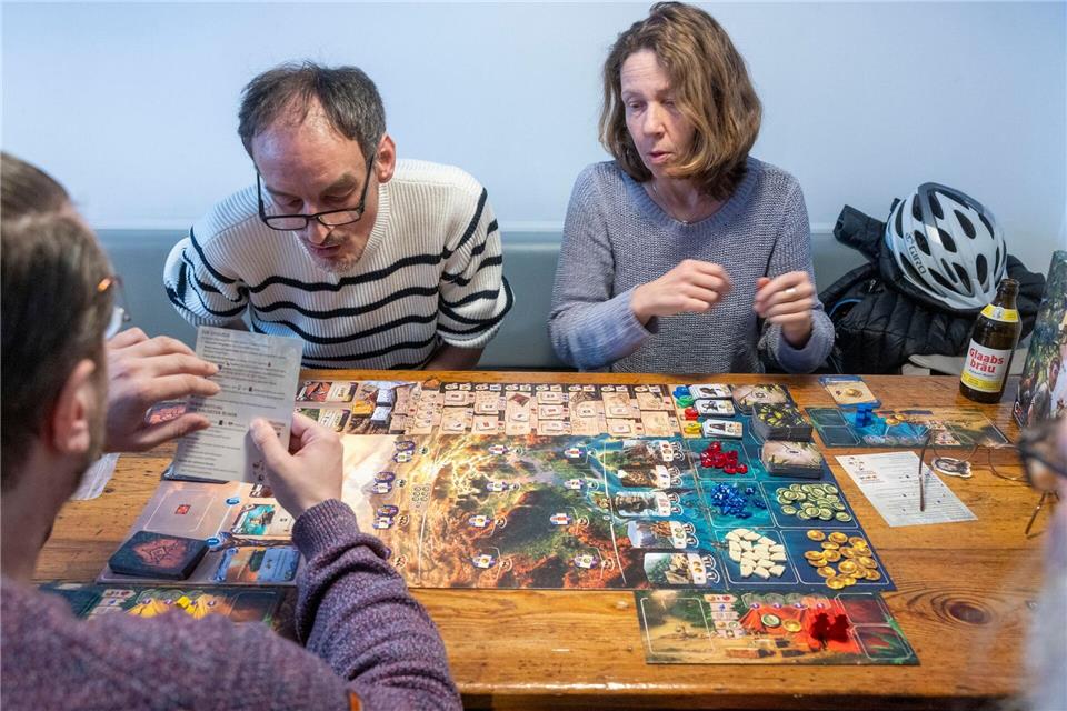 Jeder kann für sich und seine Gruppe in dem Spiele-Café einen Tisch reservieren.Helmut Fricke/dpa