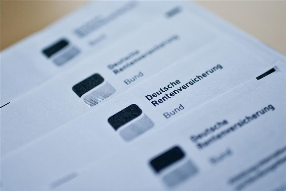 Jeder tatsächliche Bezug einer Altersrente – ob Voll- oder Teilrente – kann zur Beendigung des Arbeitsverhältnisses führen.picture alliance/dpa