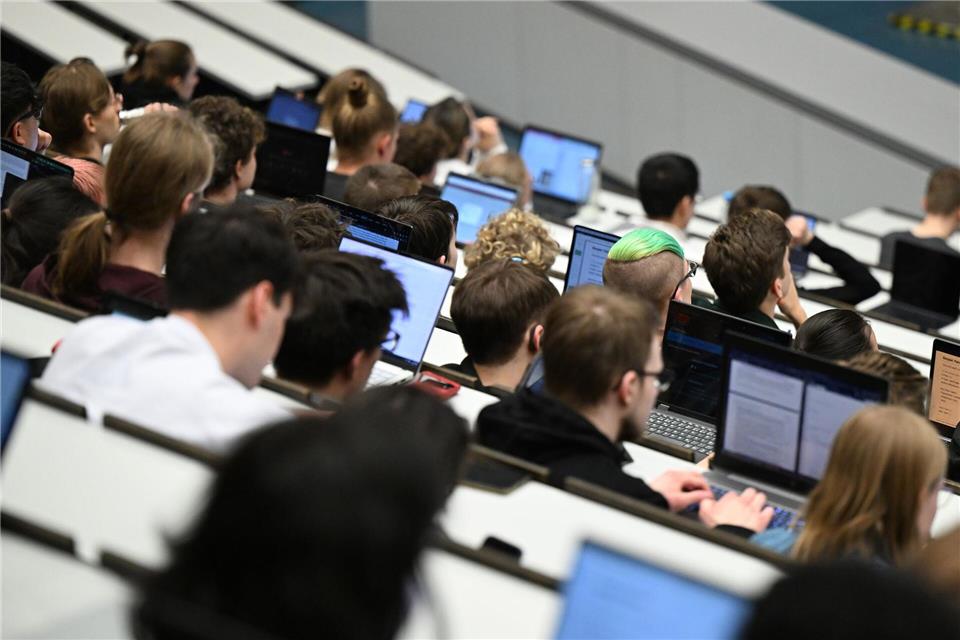 Jeder zehnte Abschluss entfiel auf das Lehramt. (Archivbild)Bernd Weißbrod/dpa