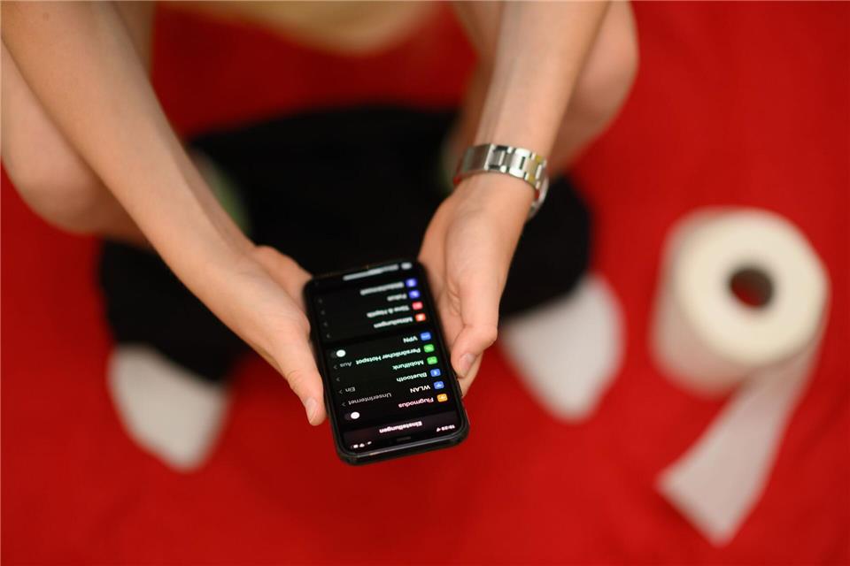 Jeder zehnte Befragte telefoniert gar auf dem Klo sitzend - und immerhin noch vier Prozent schauen, was sich in Dating-Apps so tut. (Archivbild)Robert Michael/dpa