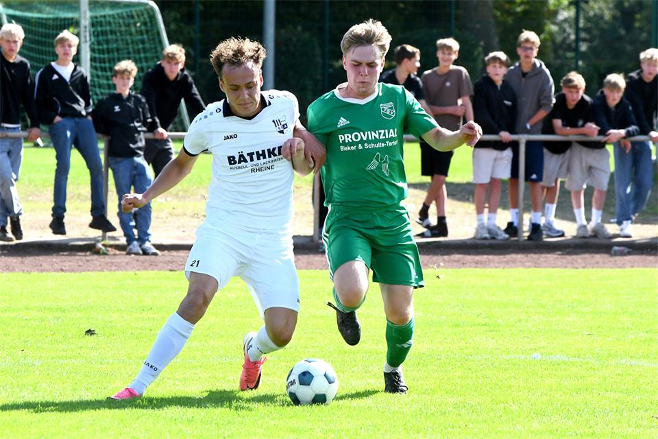 Jederzeit bissig in den Zweikämpfen: Philipp Kölking (rechts) nimmt dem Altenrheiner Stürmer Tim Schmidt den Ball ab.