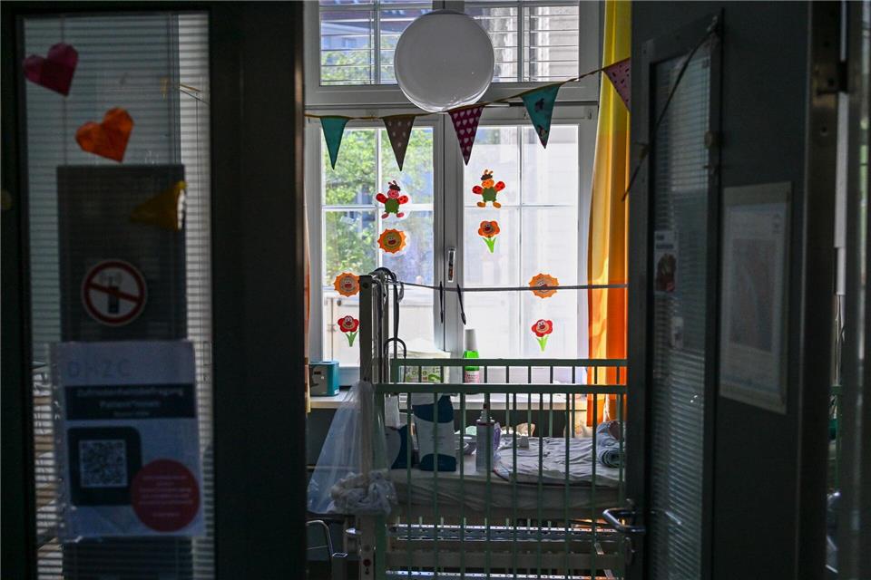 Jedes 100. Kind in Deutschland wird nach Angaben des Bundesverbands Herzkranke Kinder mit einem Herzfehler geboren. In Strausberg in Brandenburg hat eine Reha-Klinik für herzkranke Kinder geöffnet. (Archivbild)Jens Kalaene/dpa