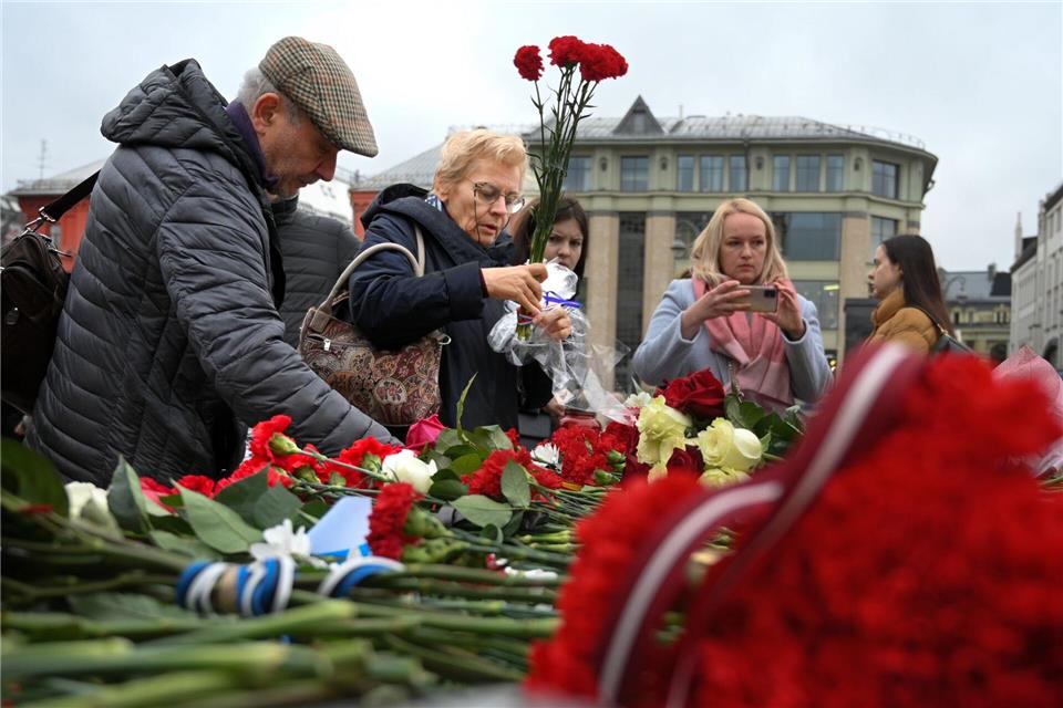 Jedes Jahr gedenken Menschen am Solowezki-Stein in Moskau der Opfer von politischer Verfolgung. (Archivbild)Dmitry Serebryakov/AP/dpa