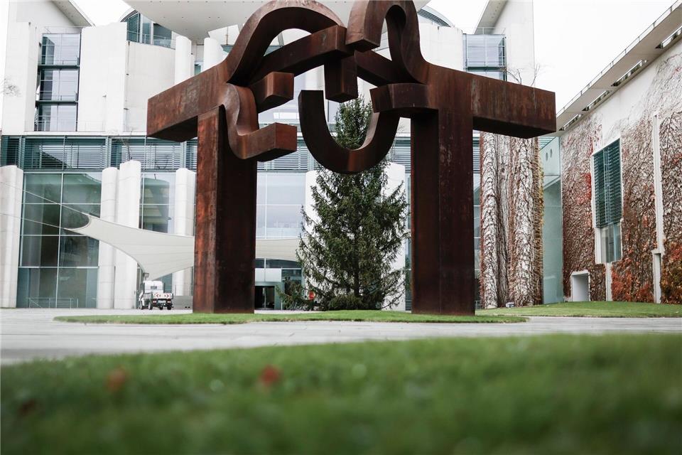 Jedes Jahr kommt der Weihnachtsbaum für das Kanzleramt aus einem anderen Bundesland. (Archivbild)Carsten Koall/dpa