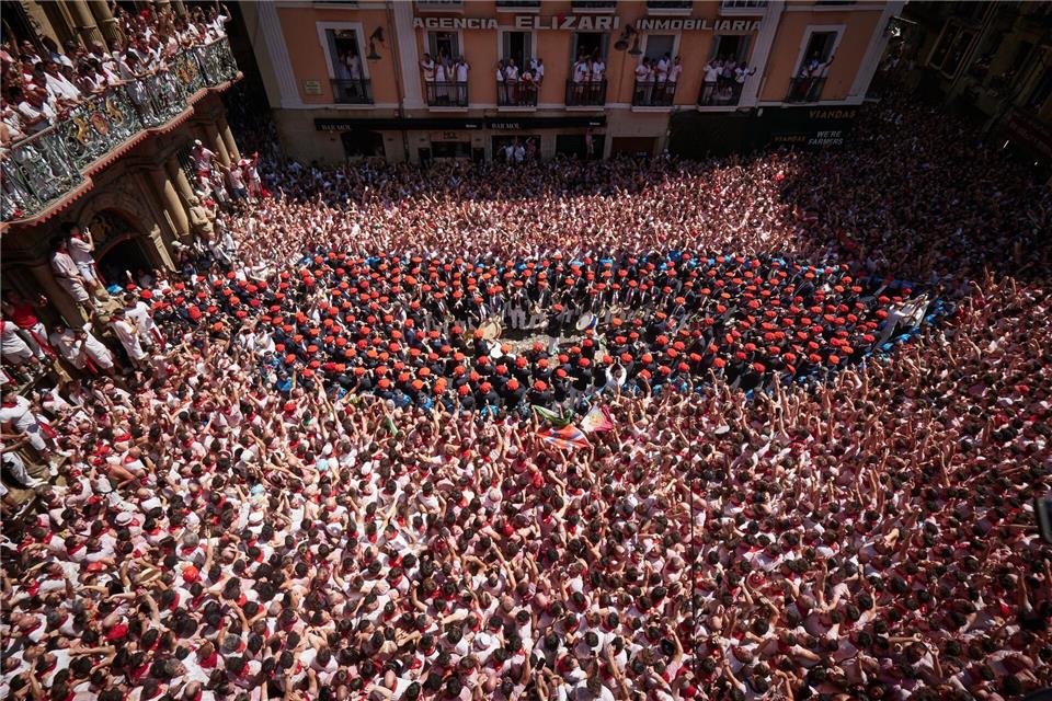 Jedes Jahr lockt das San-Fermín-Fest mit den umstrittenen Stierhatzen Hunderttausende Besucher nach Pamplona im Norden Spaniens.Eduardo Sanz/EUROPA PRESS/dpa