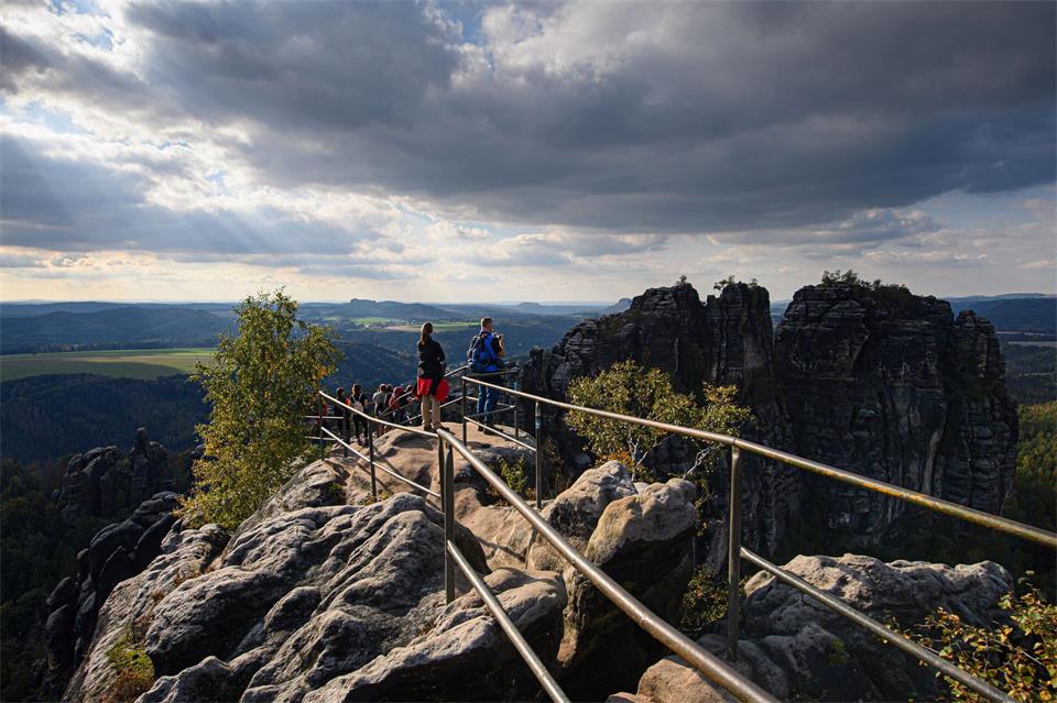 Jedes Jahr müssen bis zu 25.000 Euro in die Beseitigung von Vandalismusspuren im Elbsandsteingebirge aufgebracht werden. (Archivbild) Robert Michael/dpa-Zentralbild/dpa