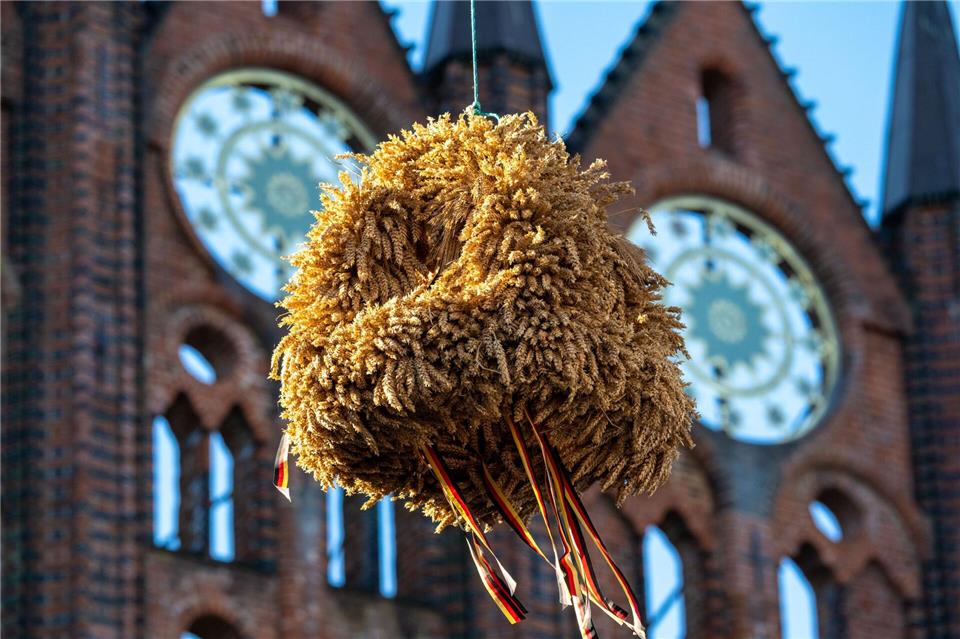 Jedes Jahr spannend: Wie sieht die Erntekrone zum Landeserntedankfest aus? (Archivbild)Stefan Sauer/dpa
