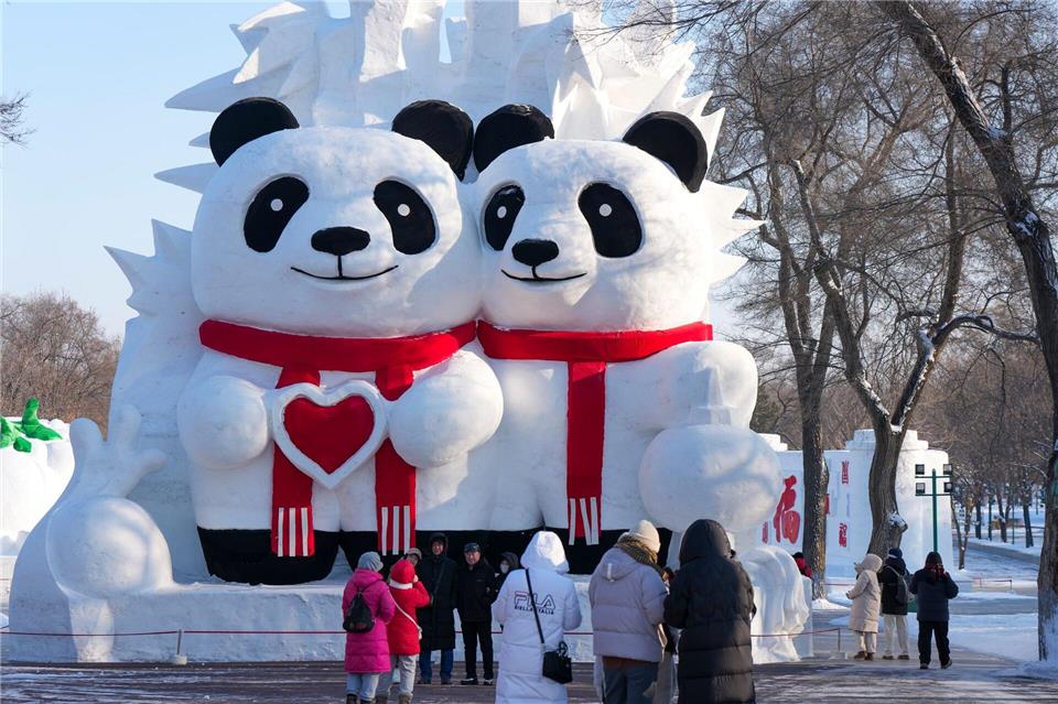 Jedes Jahr strömen Millionen von Besuchern nach Harbin, um die Schnee- und Eis-Skulpuren zu sehen. Wang Song/XinHua/dpa