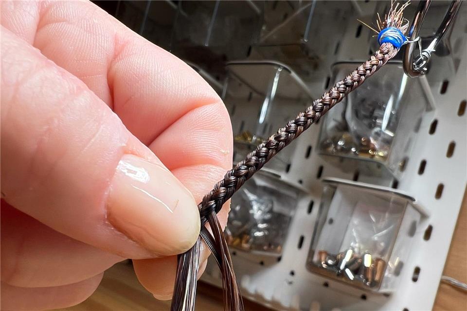 Jedes Schmuckstück ist handgemacht, sehr persönlich und braucht mehrere Stunden Arbeit.Julian Stratenschulte/dpa