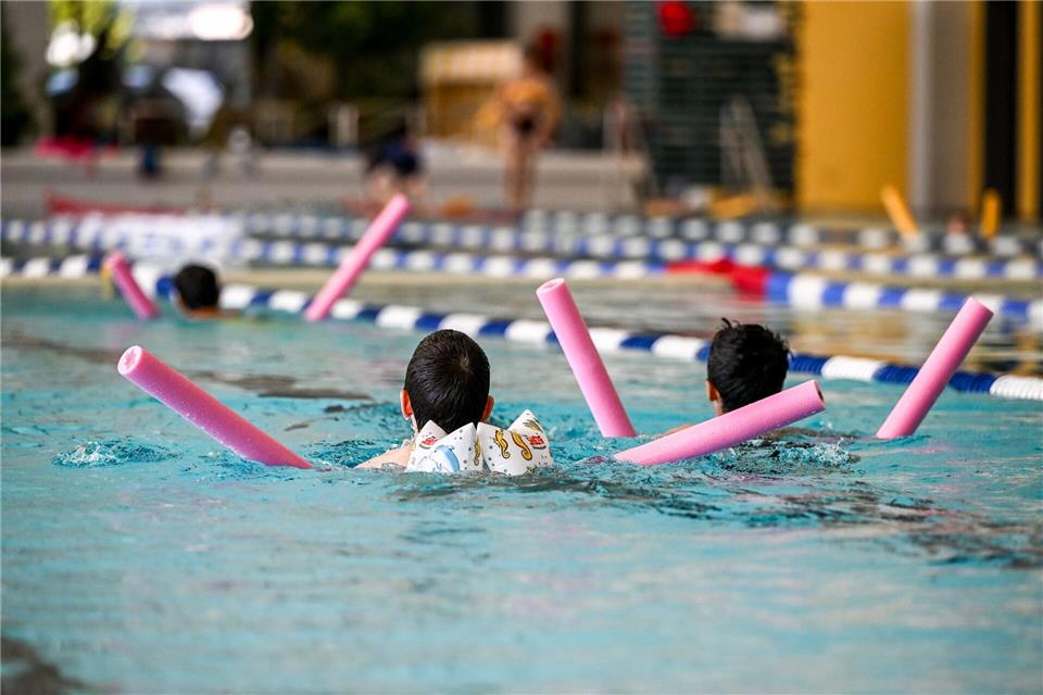 Jedes fünfte Kind kann zum Ende der Grundschule überhaupt nicht schwimmen. (Symbolfoto)Jens Kalaene/dpa