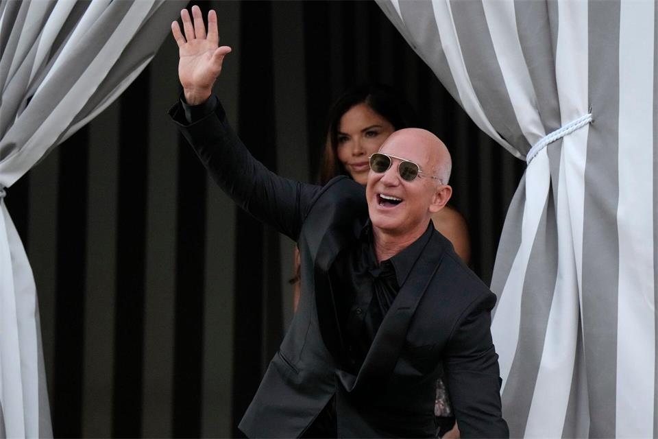 Jeff Bezos gehört ein Teil des FC Liverpool. (Archivbild)Luca Bruno/AP/dpa