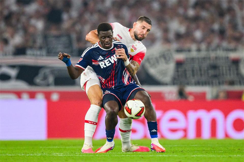 Jeff Chabot (hinten) und der VfB machten mächtig Druck gegen den 1. FC Köln.  Tom Weller/dpa