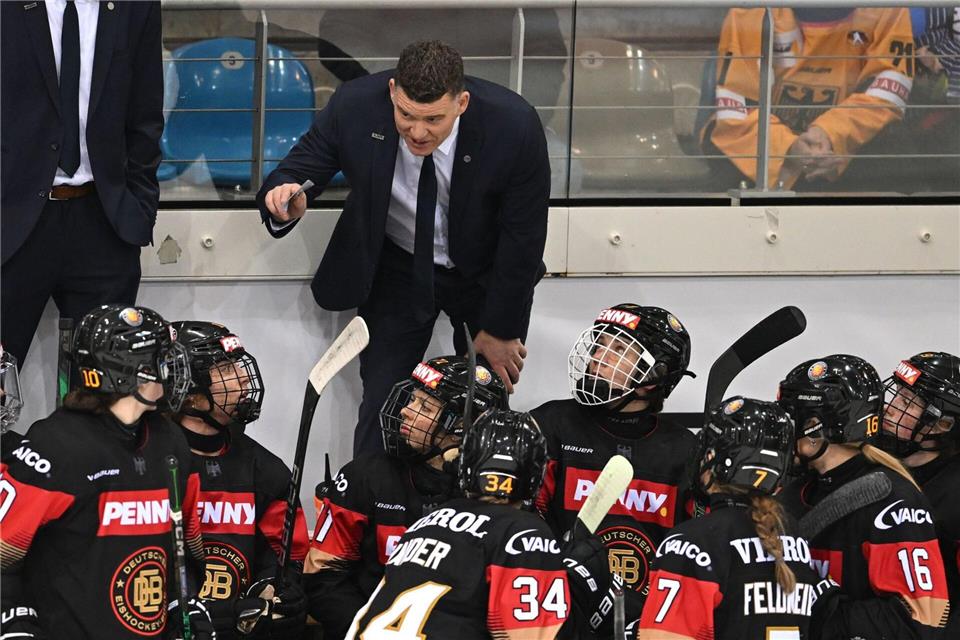 Jeff Macleod bleibt auch in der nacholympischen Saison Bundestrainer der deutschen Eishockey-Frauen. (Archivbild)Carmen Jaspersen/dpa