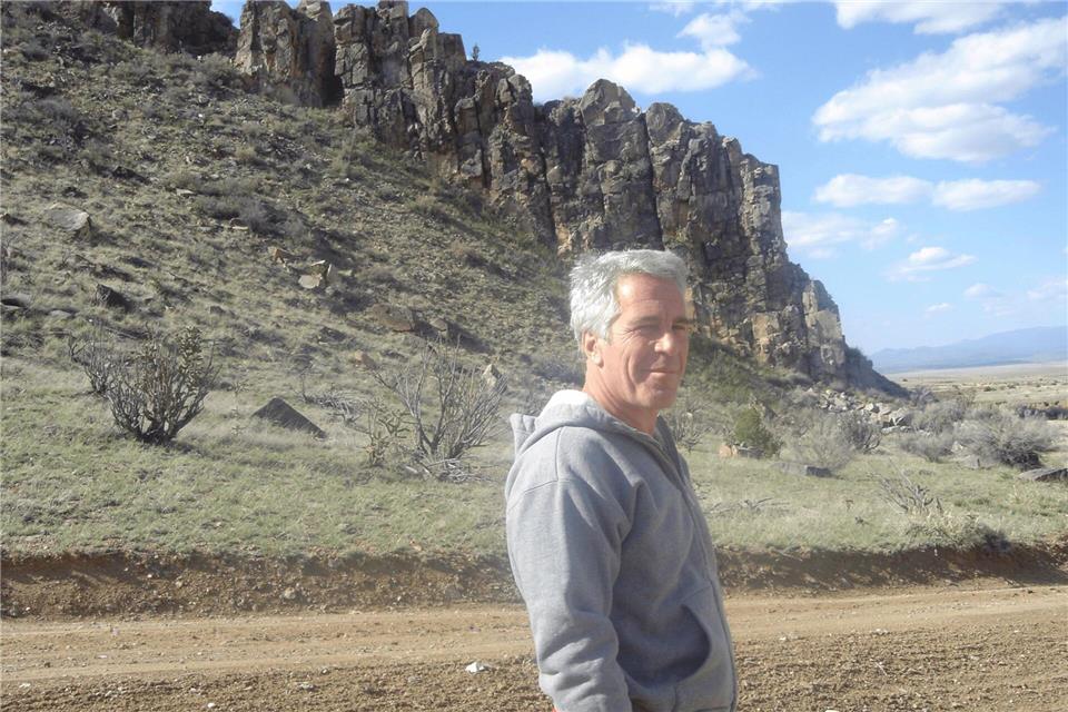 Jeffrey Epstein steht im Zentrum eines Skandals, der weite Kreise nicht nur in die US-amerikanische Politik und High Society zieht. Uncredited/U.S. Department of Justice/AP/dpa