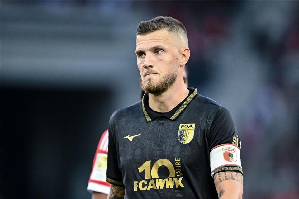 Jeffrey Gouweleeuw ist Kapitän und dienstältester Spieler des FC Augsburg. (Archivfoto)Harry Langer/dpa