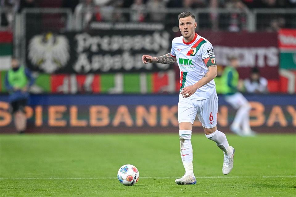 Jeffrey Gouweleeuw ist immer noch wichtig für den FC Augsburg. (Archivbild)Harry Langer/dpa