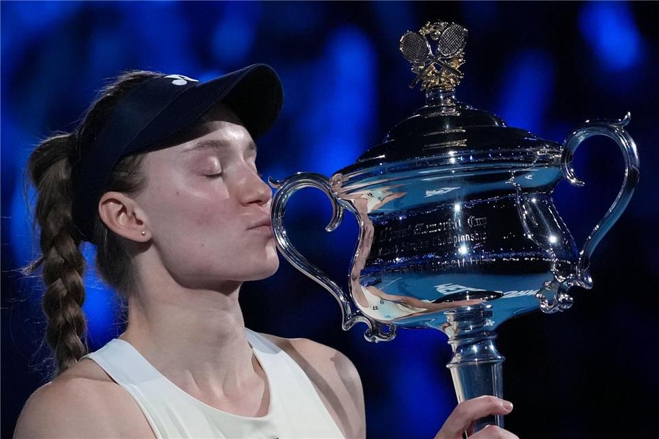 Jelena Rybakina hat erstmals die Australian Open gewonnen.Aaron Favila/AP/dpa