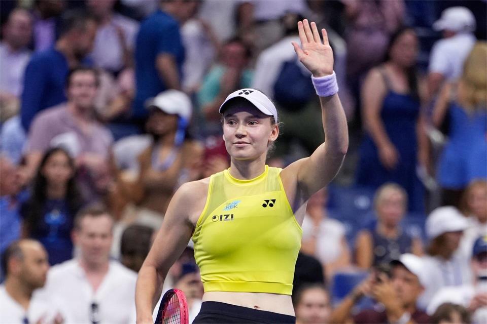 Jelena Rybakina jubelt über den Finaleinzug - und wird neue Nummer eins der Tennis-Welt.Seth Wenig/AP/dpa
