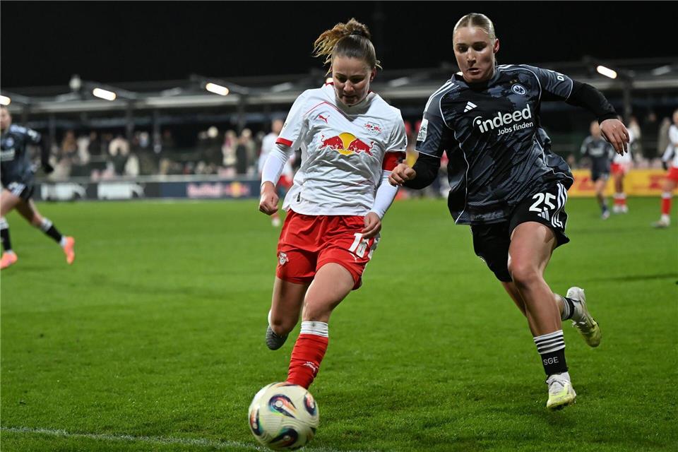 Jella Veit (r) verlässt Eintracht Frankfurt und wechselt zum 1. FC Union Berlin. (Archivbild)Jennifer Brückner/dpa