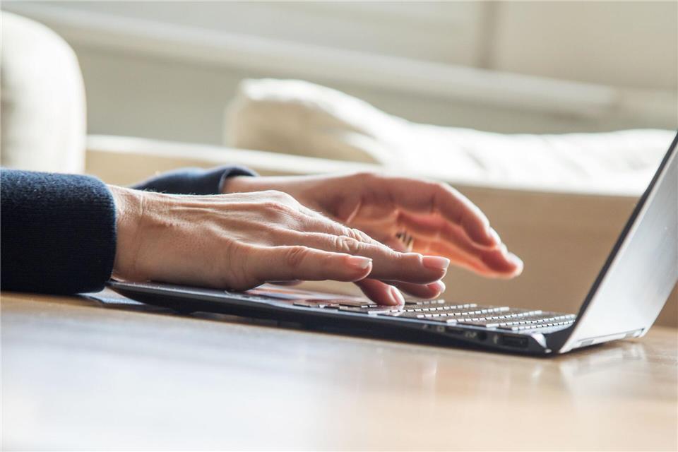 Jemandem den Zugriff auf eine E-Mail entziehen - oder sogar eine Nachricht zurückholen? Das geht unter bestimmten Voraussetzungen mit Gmail.Christin Klose/dpa-tmn