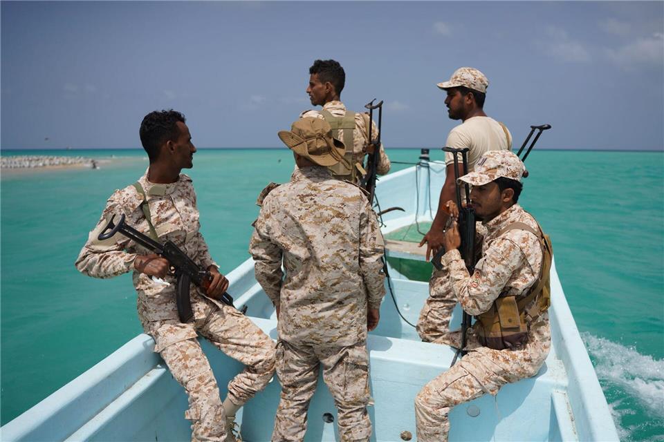 Jemenitische Soldaten patrouillieren in der strategisch wichtigen Straße von Bab el-Mandeb im Jemen.Abdulnasser Alseddik/AP/dpa
