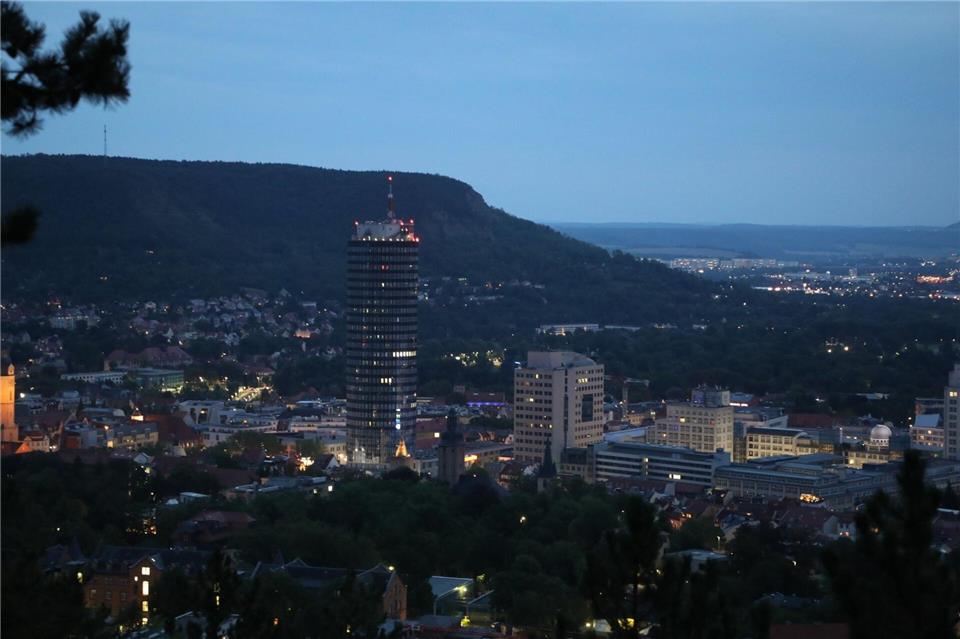 Jena und das Hochhaus Jentower. (Archivbild)Bodo Schackow/dpa-zentralbild/dpa
