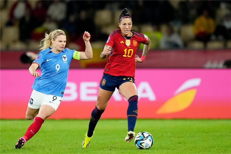 Jennifer Hermos (r), die durch den Kuss-Skandal 2023 zur Symbolfigur im Kampf gegen Sexismus im Sport wurde, steht nicht in Spaniens Aufgebot für die Schweiz.Jose Breton/AP/dpa