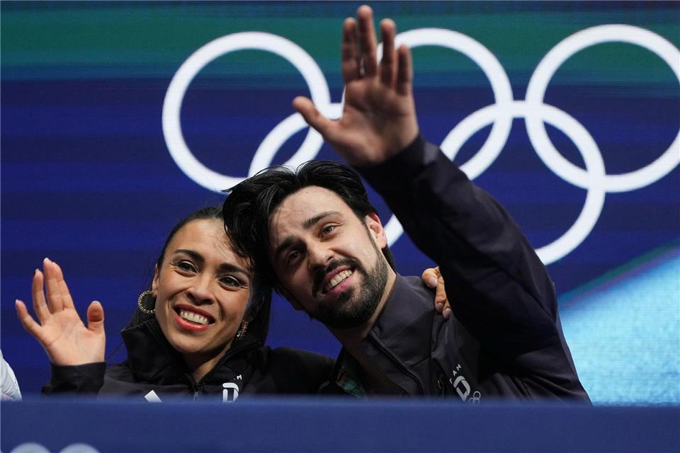 Jennifer Janse van Rensburg (l) und Benjamin Steffan (r) mussten mit den Tränen kämpfen.Natacha Pisarenko/AP/dpa