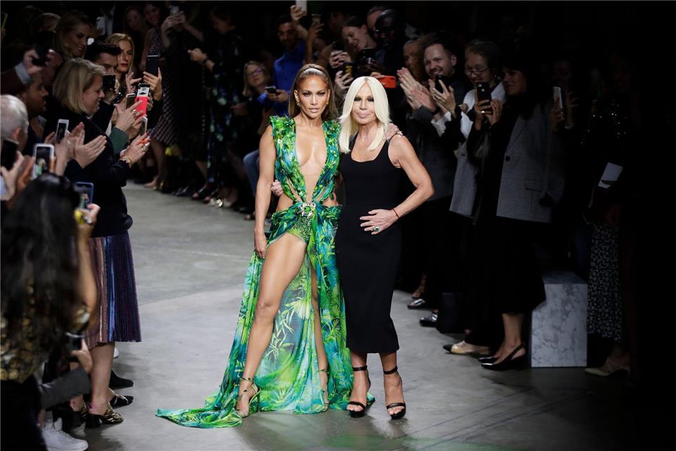 Jennifer Lopez‘ Auftritt im grüne Versace-Kleid ist bis heute legendär. (Archivbild)Luca Bruno/AP/dpa