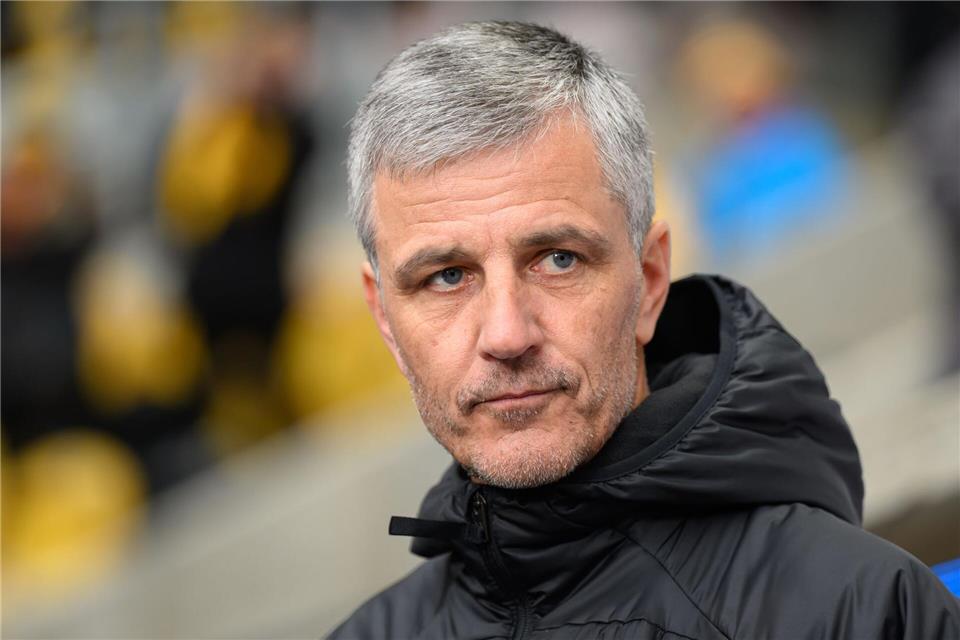 Jens Härtel will mit Aue in der Tabelle klettern. (Archivbild)Robert Michael/dpa