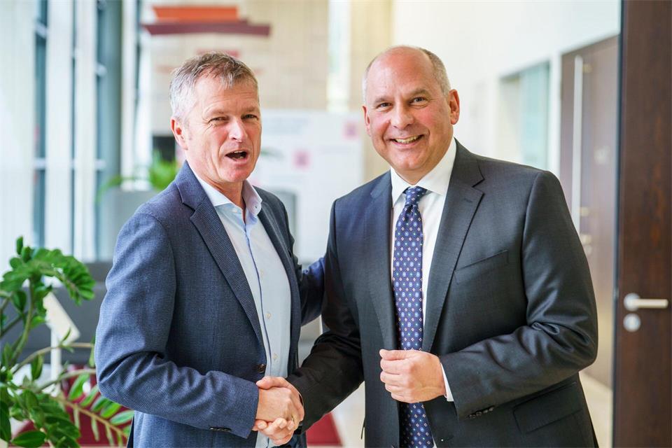 Jens Mohrherr (l), Landesvorsitzender der Gewerkschaft der Polizei in Hessen, und Landesinnenminister Roman Poseck (CDU) zeigen sich beide von den Fähigkeiten der Polizei-Software der US-Firma Palantir überzeugt. (Archivbild)Andreas Arnold/dpa