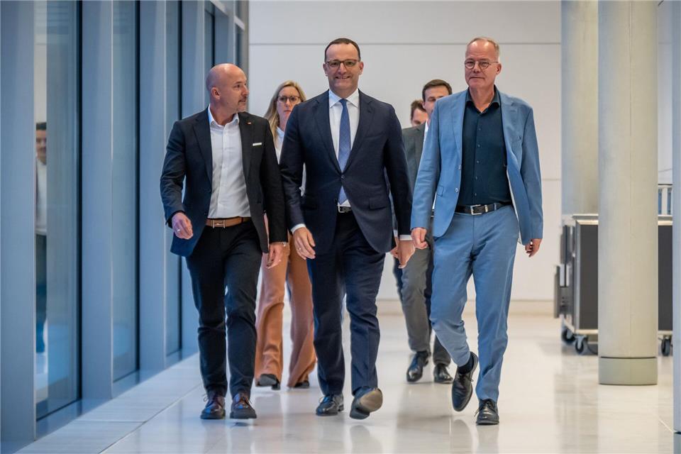 Jens Spahn (CDU, M), CDU/CSU-Fraktionsvorsitzender im Bundestag, kommt mit Mathias Miersch (r), SPD-Fraktionsvorsitzender im Bundestag, und Alexander Hoffmann, CSU-Landesgruppenvorsitzender im Bundestag, zum Statement nach der namentlichen Abstimmung von Richtern und Richterinnen am Bundesverfassungsgericht (BVerfG).Michael Kappeler/dpa