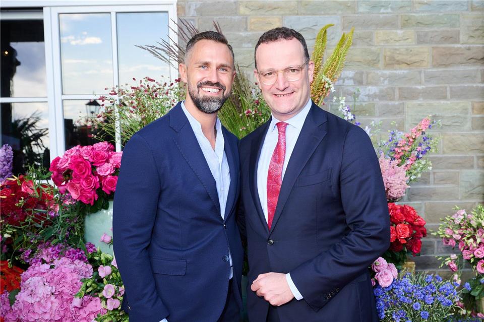 Jens Spahn (rechts) und sein Mann Daniel Funke sind dank einer Leihmutter in den USA Väter eines Sohnes geworden. In Deutschland ist Leihmutterschaft verboten.