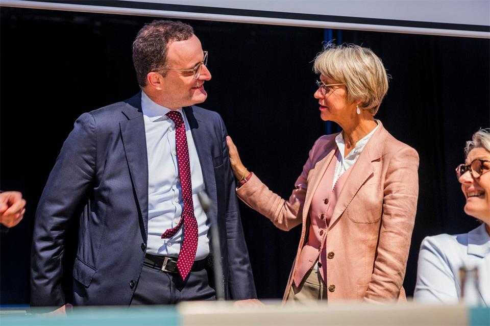 Jens Spahn und Dorothee Feller beim Bezirksparteitag im Münsterland. Die NRW-Schulministerin Feller wird Spahns Nachfolgerin.Lars Berg/dpa