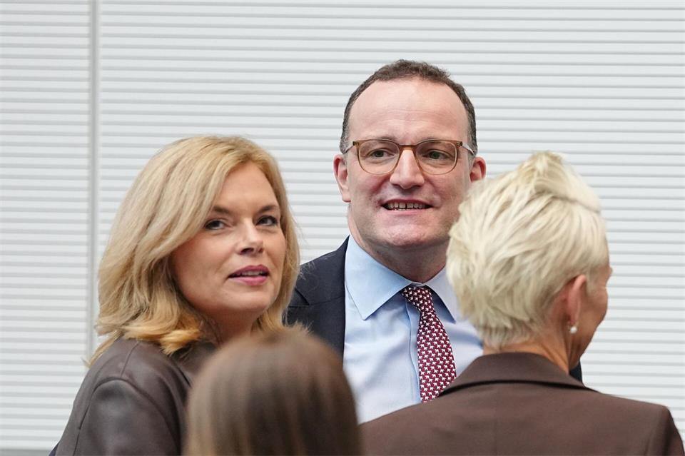 Jens Spahn war bei seiner Rückkehr in die Bundestagsfraktion ein beliebter Gesprächspartner.Kay Nietfeld/dpa