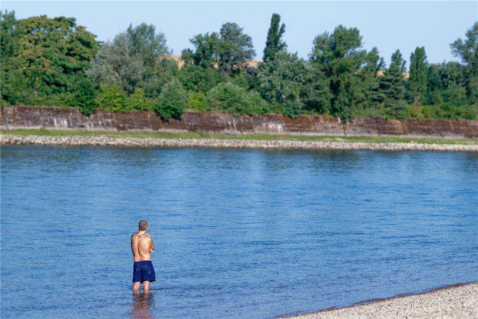 Jenseits von Strandbädern ist der Rhein ein hochgefährliches Gewässer. (Archivbild)Uwe Anspach/dpa
