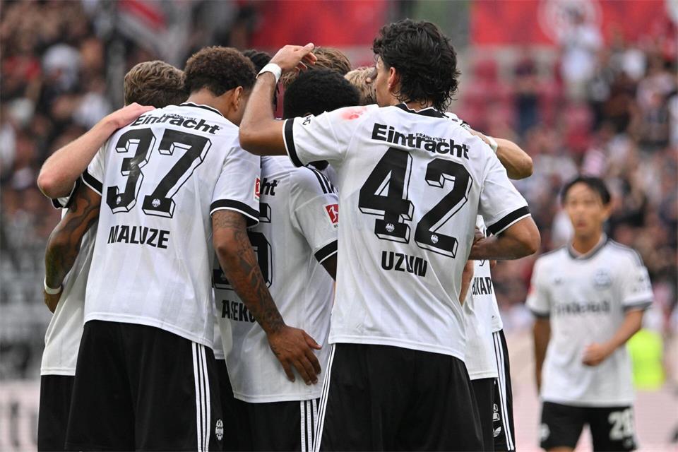 Jeremiaha Maluze (links, 37) bejubelt mit seinen Teamkollegen von Eintracht Frankfurt ein Tor gegen Mainz 05 (Archivbild).Torsten Silz/dpa