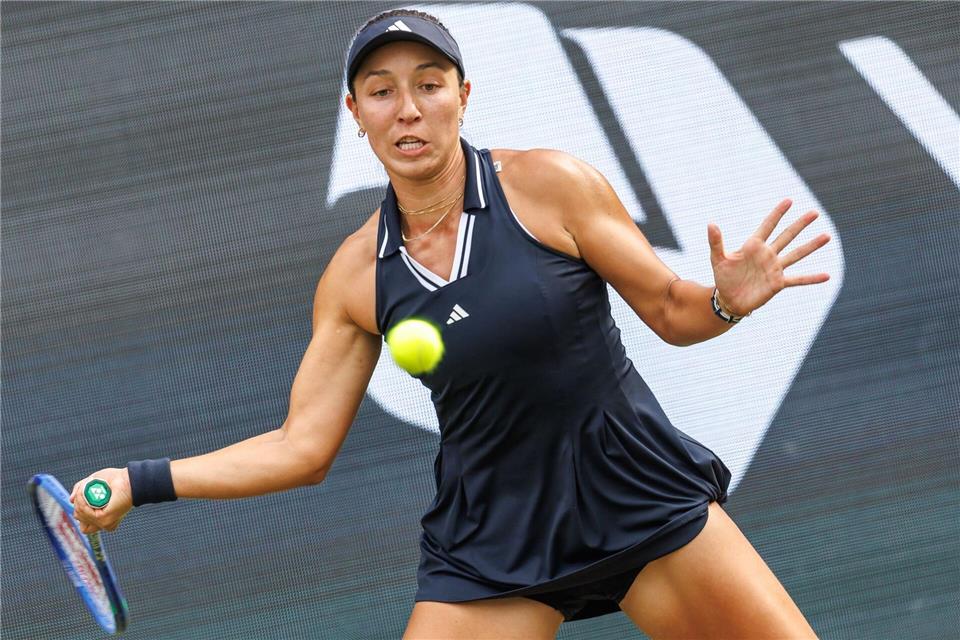 Jessica Pegula retourniert einen Ball.Andreas Gora/dpa
