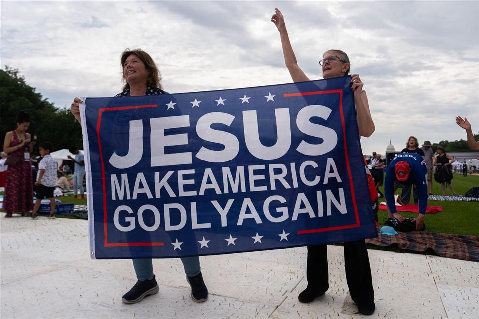 „Jesus mach Amerika wieder gottesfürchtig“, steht auf einem Banner bei der Gebetsveranstaltung. Julia Demaree Nikhinson/AP/dpa