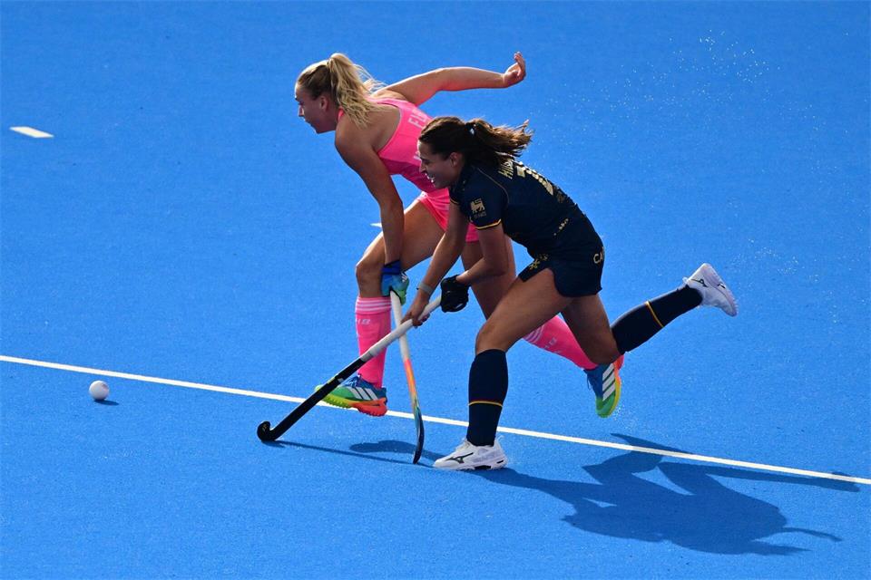 Jette Fleschütz (l.) traf in ihrem 100. Länderspiel für Deutschland.Dirk Waem//dpa