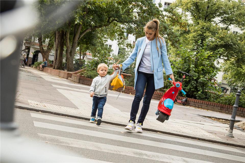 Jetzt aber schnell zur Kita: Berufstätige Eltern stehen oft unter Druck, sowohl im Arbeits- als auch im Privatleben alles perfekt machen zu wollen.picture alliance / dpa-tmn