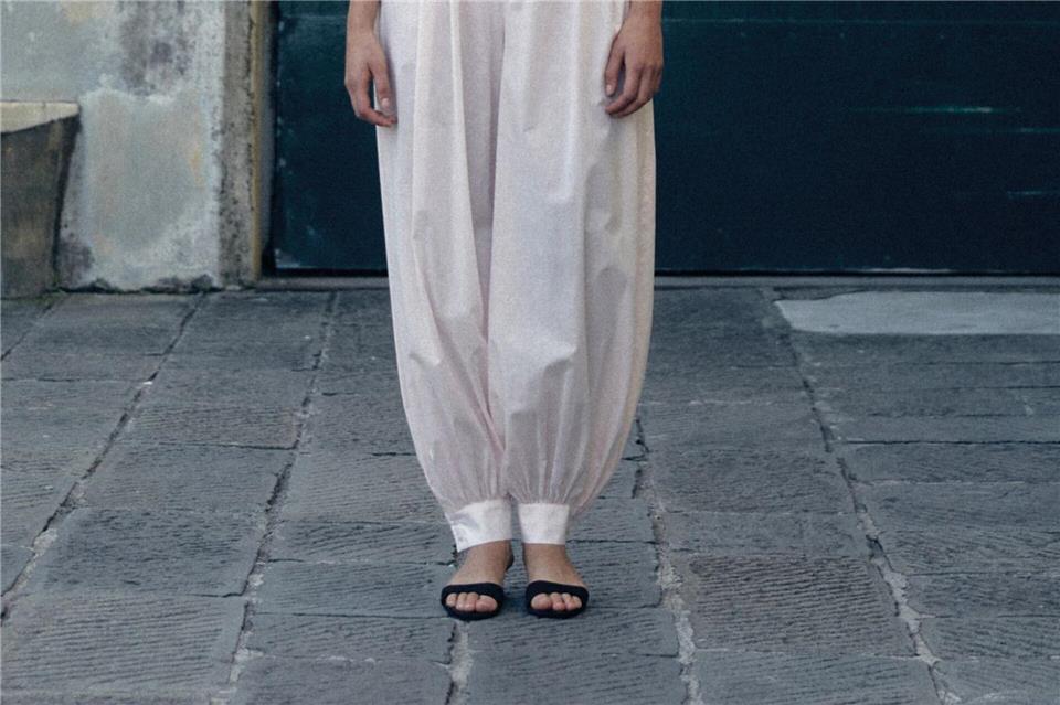 Jetzt angesagt: Ballonhosen aus luftigem Stoff. Hier zu sehen bei Studio 163 (Cardigan ca. 330 Euro, Hose ca. 395 Euro).Studio 163/dpa-tmn