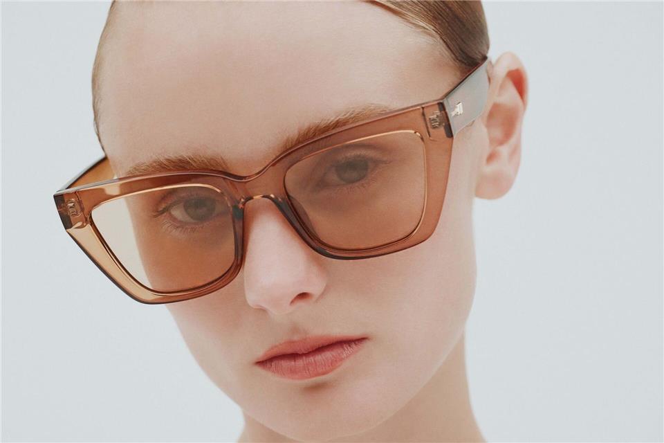 Jetzt im Trend: Brillengestelle, die Durchblicke erlauben. Hier zu sehen: Brille „Le Coeur“ von Le Specs.Le Specs/dpa-tmn