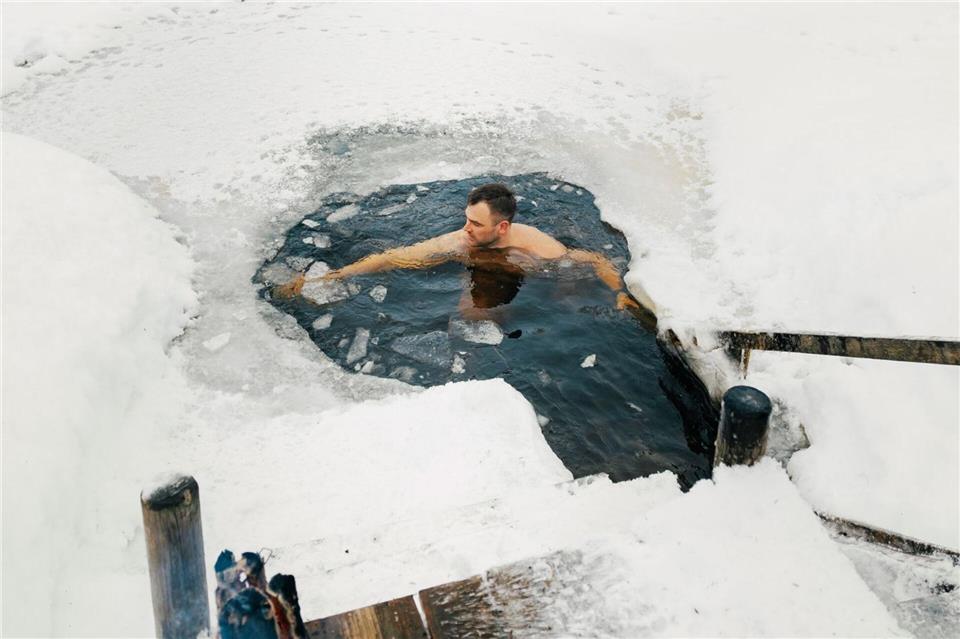 Viel Rauch um viel - Saunakultur in Estland Jetzt ins Eiswasser: Abkühlung nach der Rauchsauna auf der Mooska-Farm.Rauno Liivand/Brand Estonia/dpa-tmn