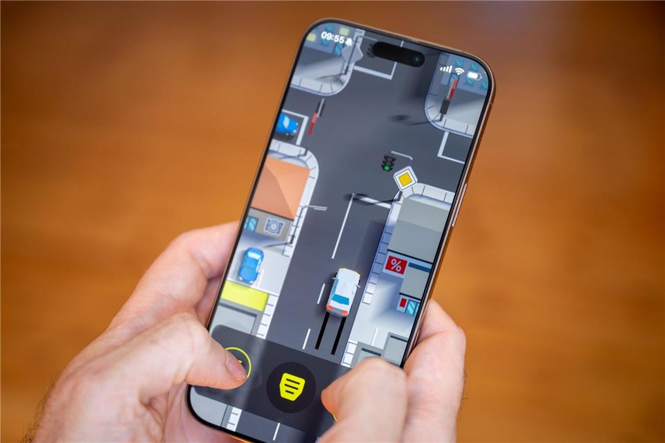 Jetzt ist alles noch einfach: Die erste Runde fahren ist ein Kinderspiel - kein Wunder, denn die Promille-Simulation startet erst im zweiten Durchgang.Nico Tapia/dpa-tmn