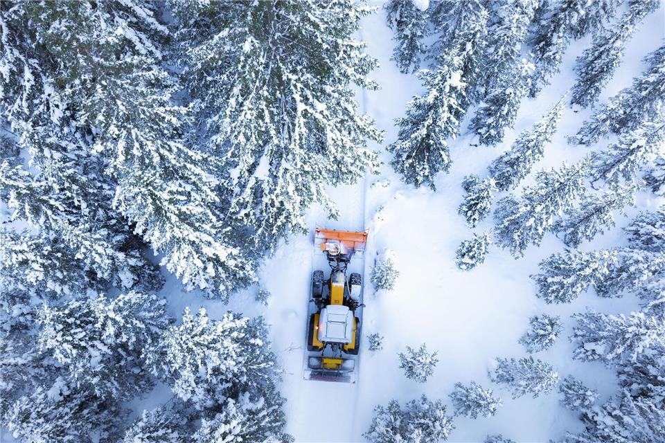 Jetzt ist gutes Durchkommen: Ein Traktor präpariert einen Weg fürs Wandern im Winter.Region Seefeld/dpa-tmn
