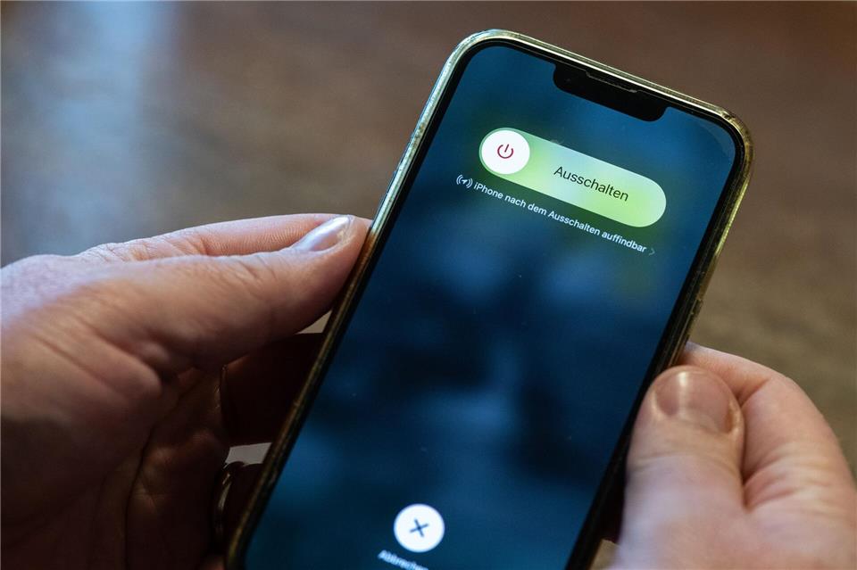 Jetzt nicht loslassen, schön weiter gedrückt halten. Wenn sich das iPhone aufhängt, hilft ein erzwungener Neustart.Franziska Gabbert/dpa-tmn